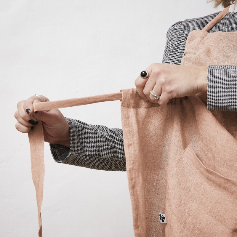 Tablier ajustable en lin lavé SOLINE – Élégance et praticité en cuisine