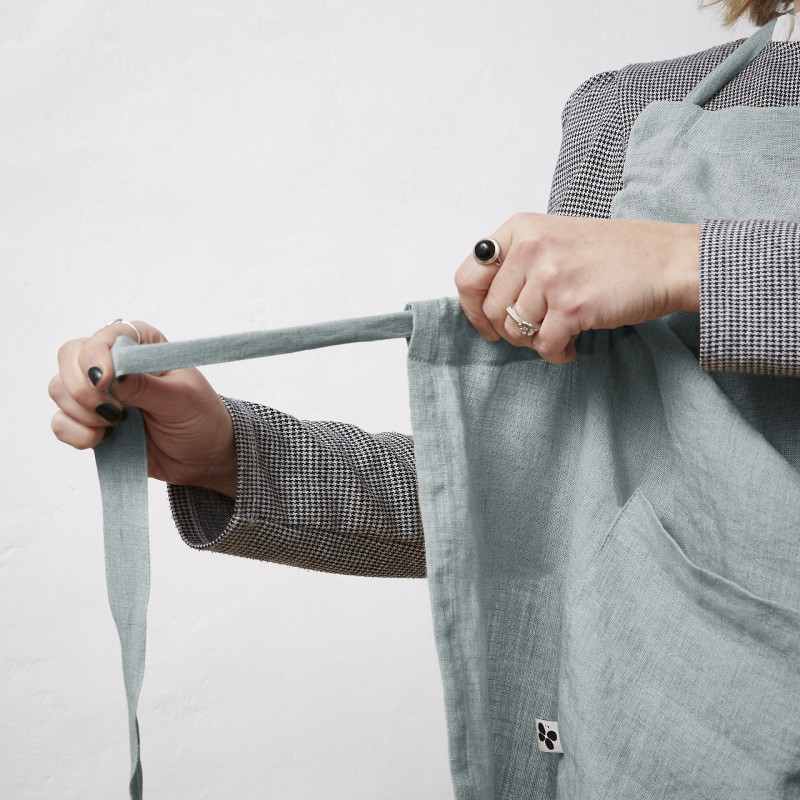 Tablier ajustable en lin lavé SOLINE – Élégance et praticité en cuisine