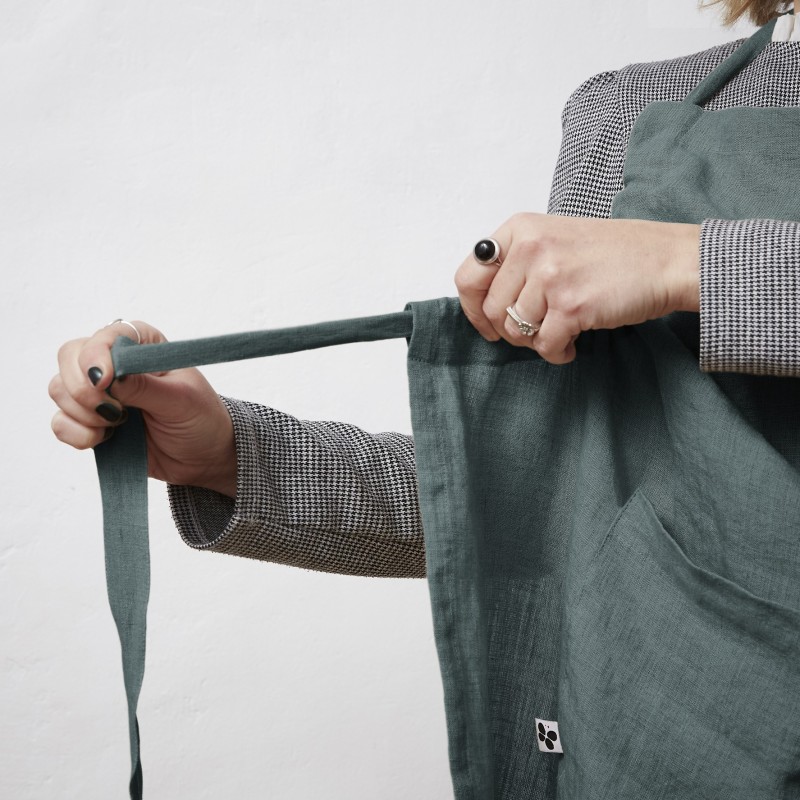Tablier ajustable en lin lavé SOLINE – Élégance et praticité en cuisine