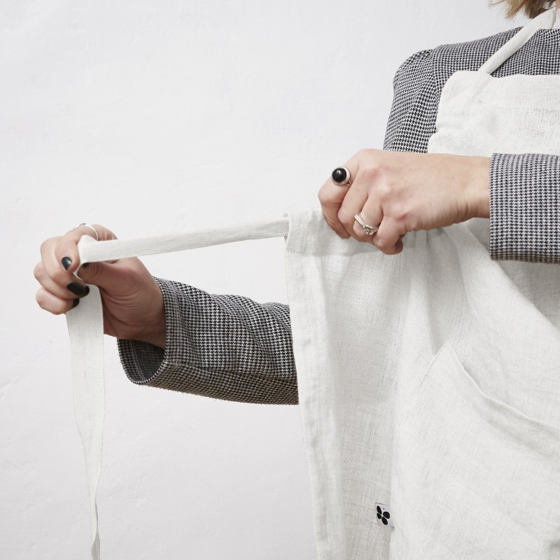 Tablier ajustable en lin lavé SOLINE – Élégance et praticité en cuisine