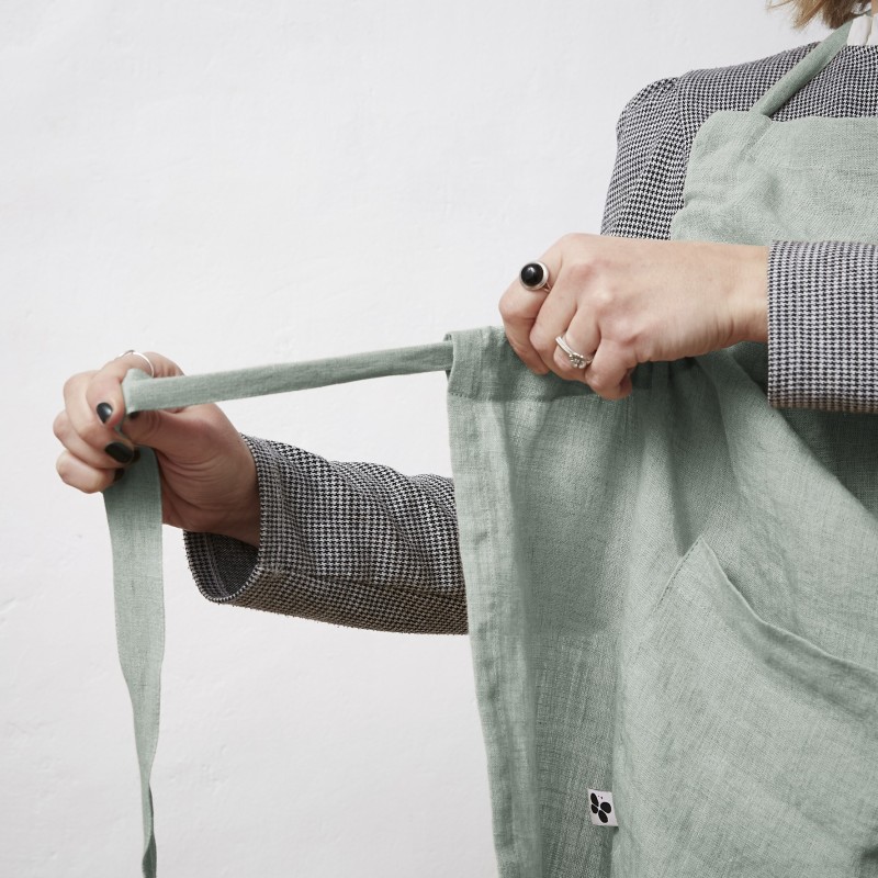 Tablier ajustable en lin lavé SOLINE – Élégance et praticité en cuisine