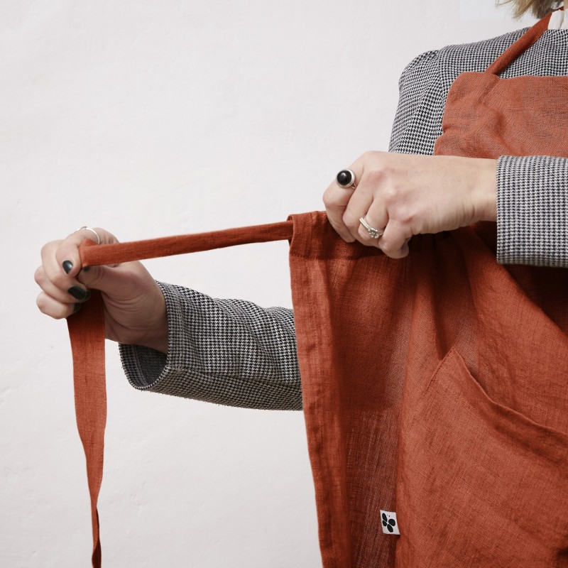 Tablier ajustable en lin lavé SOLINE – Élégance et praticité en cuisine
