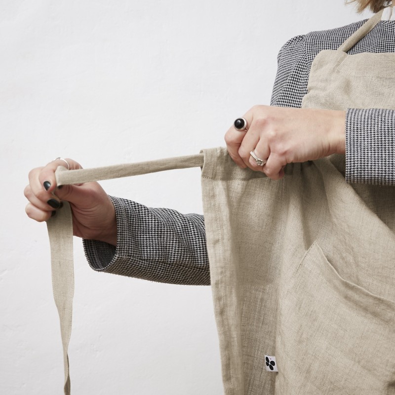 Tablier ajustable en lin lavé SOLINE – Élégance et praticité en cuisine