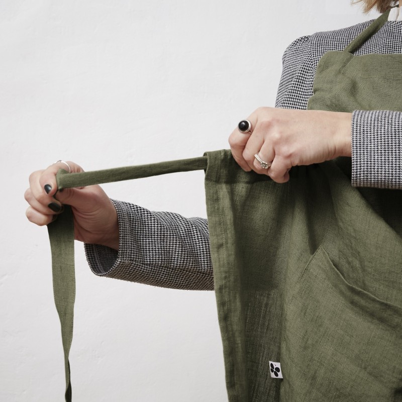 Tablier ajustable en lin lavé SOLINE – Élégance et praticité en cuisine